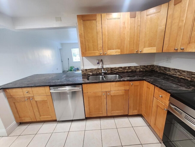 Building Photo - 4384 NW 9th Ave Unit 19-1D