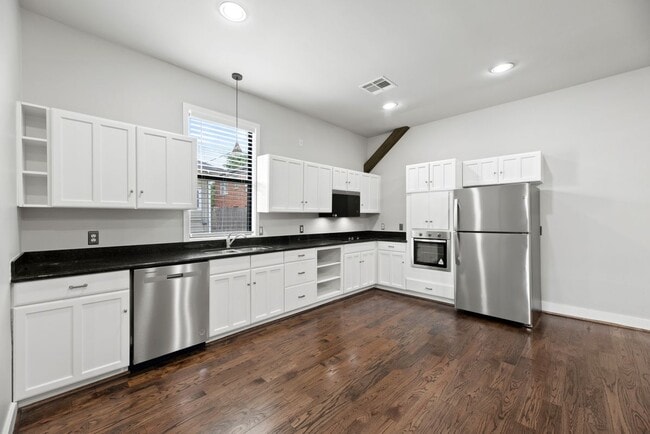 Building Photo - 633 E 11th St Rental