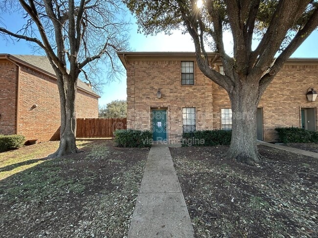 Building Photo - 7425 Kingswood Dr