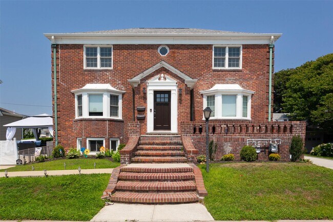Building Photo - 355 E Beech St Rental