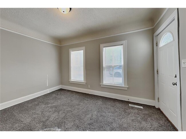 Photo - 303 Curtice St E