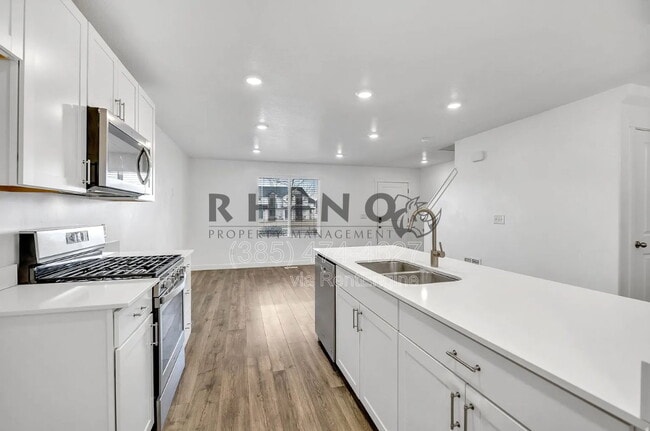 Photo - 880 N Herman Dr