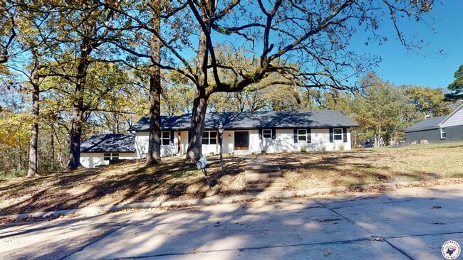 Building Photo - 10 Sweetbrush Ave Rental