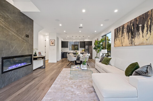 Photo - 18301 Collins St Unidad 18315 C