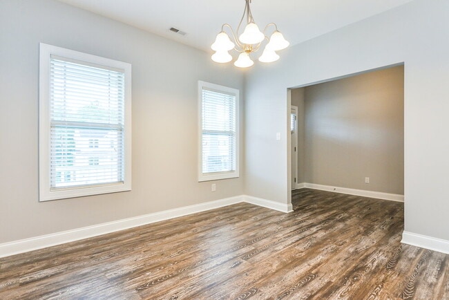 Photo - 595 Airedale Trail