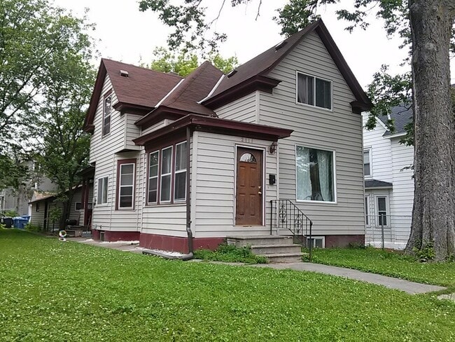 Building Photo - 4 Bdr/2Bath Spacious Home Available