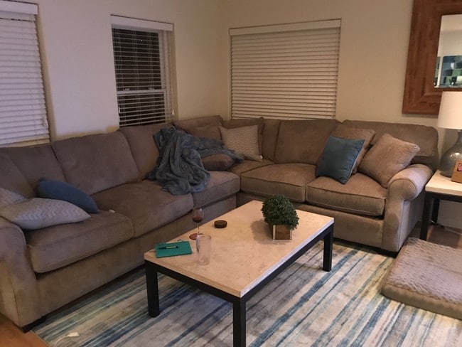 Living Room View 2 - 17 Voyage St Unidad A