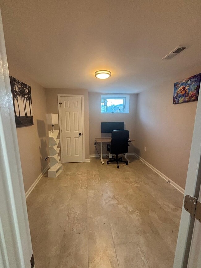 Photo - 1742 Llewelyn Ave