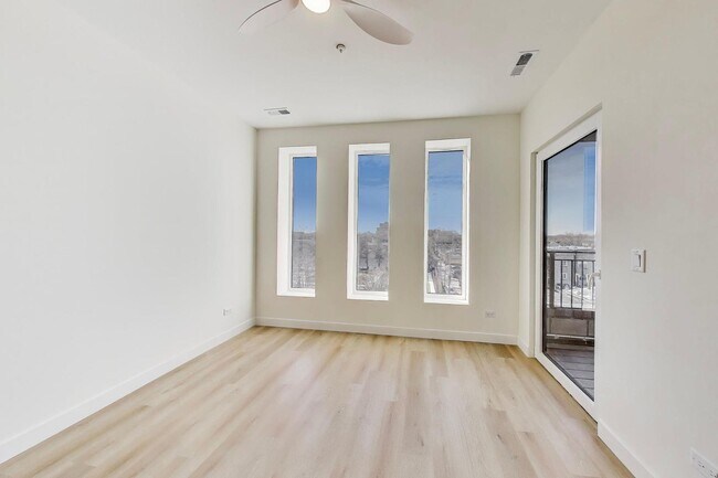 Photo - 1950 W Lawrence Ave