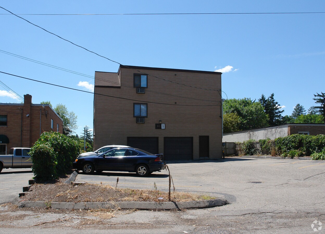 911 E Grand River Ave Apartments For Rent in East Lansing, MI