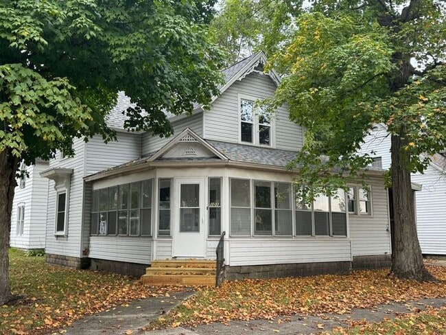 Building Photo - 3 bedroom home in Dowagiac