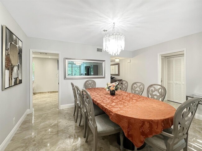 Photo - 3505 Oaks Way Unidad 310