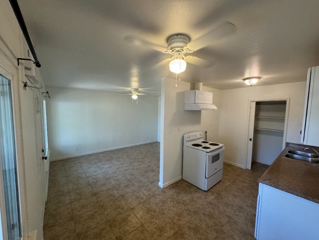 Photo - 723-729 N Ferger Ave Unidad 727