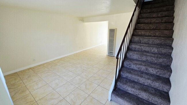 5202 Canoga St Unit H