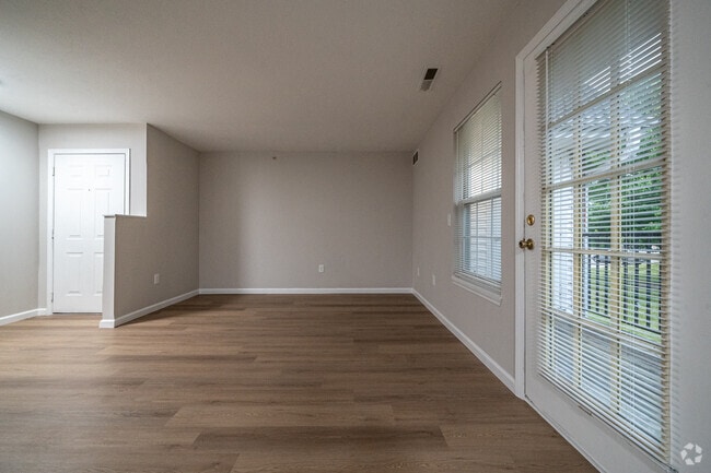 2BR, 1BA - 900SF (Updated) - Living Room