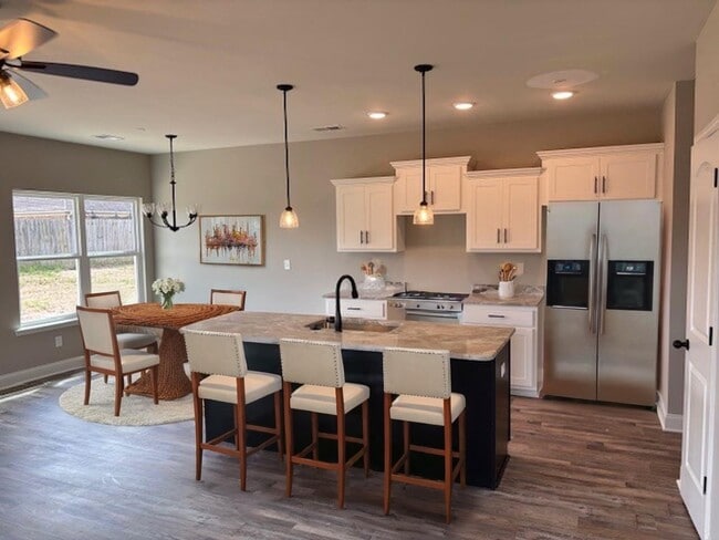 Photo - 4372 Ravenwood Park W