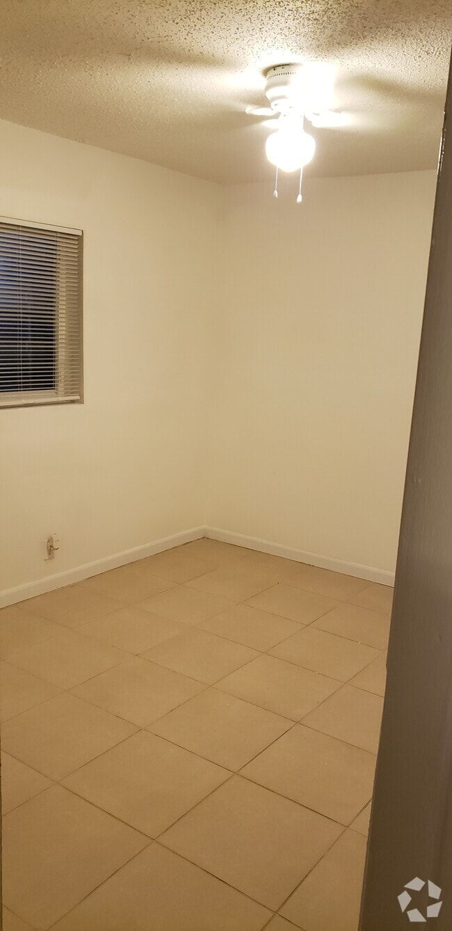 Building Photo - 5704 NW 28th St Rental