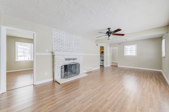 Building Photo - 110 De Smet Dr