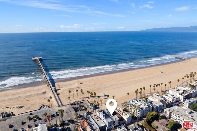 Building Photo - 3007 Ocean Front Walk Rental