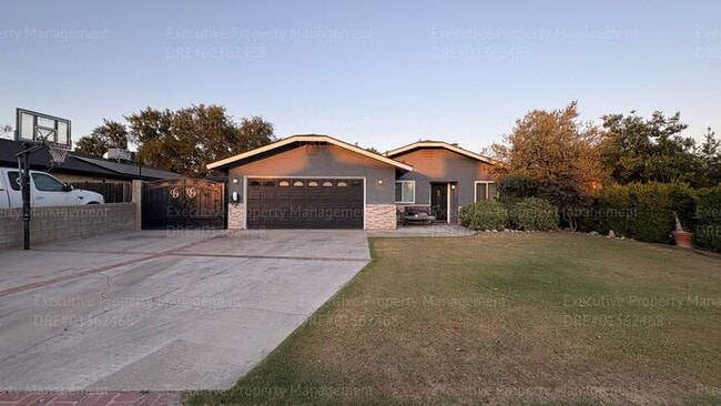 Photo - 3 bedroom 2 bathroom home with pool and near shopping centers.