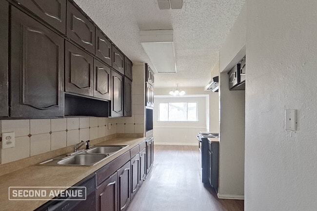 Photo - 2810 Plaza St