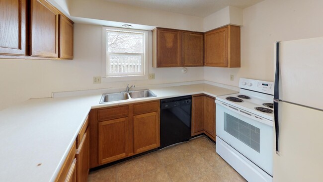 Photo - 3 Bedroom Duplex w/Garage & In Unit Laundry