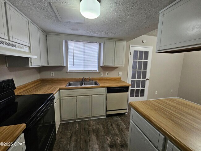 Photo - 6405 Lenawee St