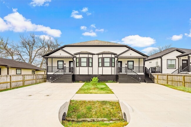 Building Photo - 3821 Easy St