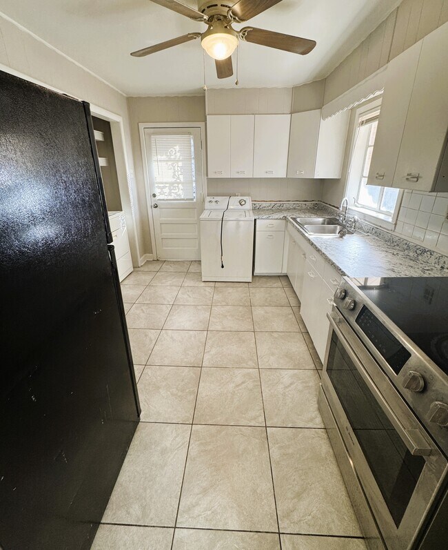 Photo - 830 Stratford Rd