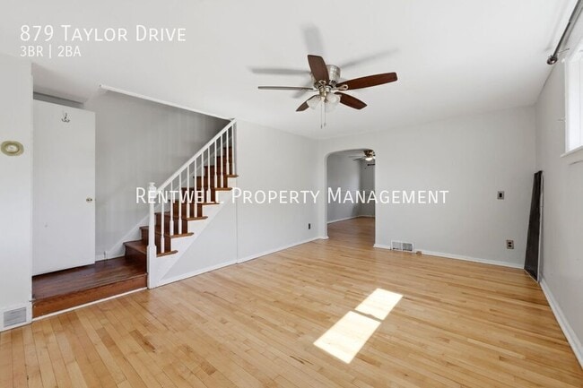 Photo - 879 Taylor Dr