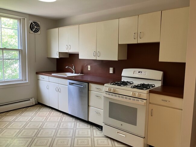Building Photo - 82 Washington Square E Unit 4