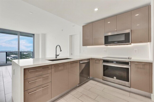 Photo - 2000 Metropica Wy Unit 2307