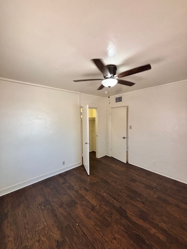 4132 E Kings Rd