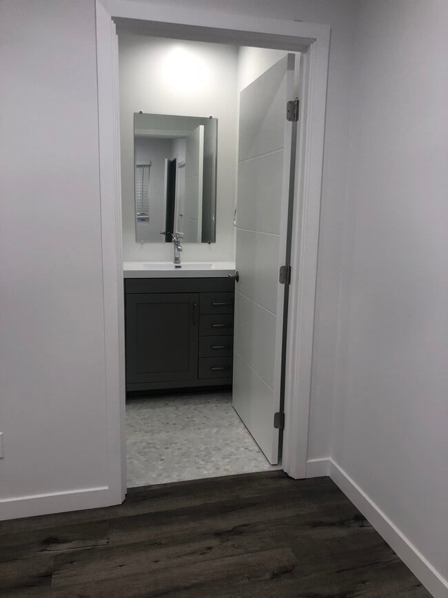 tocador - 1230 S Holt Ave Unidad 1230