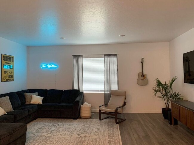 Photo - 1112 E Hatch Row