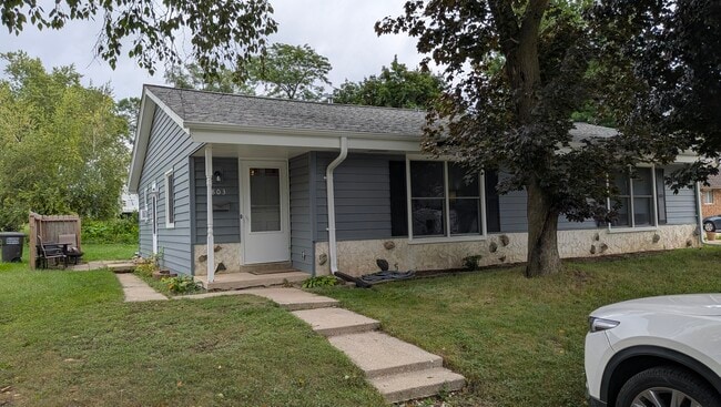 Building Photo - 803 Forest Ct