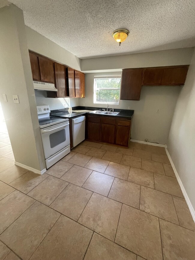 Photo - 921 NW Summercrest Blvd