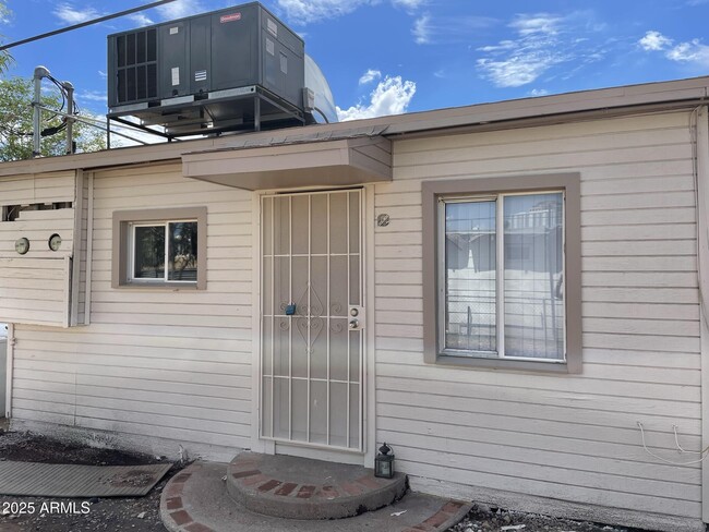 Building Photo - 737 S 2nd St Unit bk hs