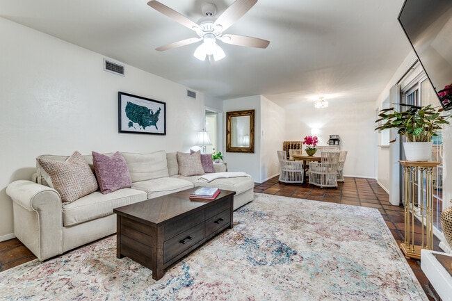 Photo - 5142 Amesbury Dr Unidad 5142 Amesbury Dr. #116