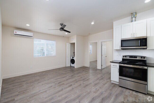 2BR, 1BA - 925SF - Kitchen/ Living Room