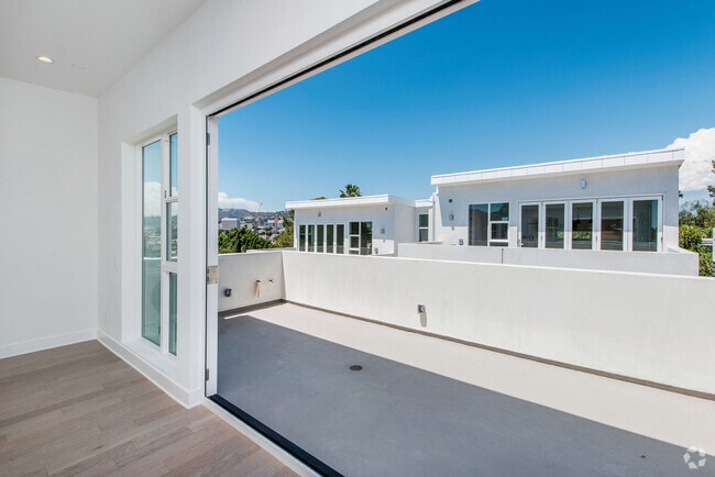 Building Photo - 857 1/2 Hyperion Ave Rental