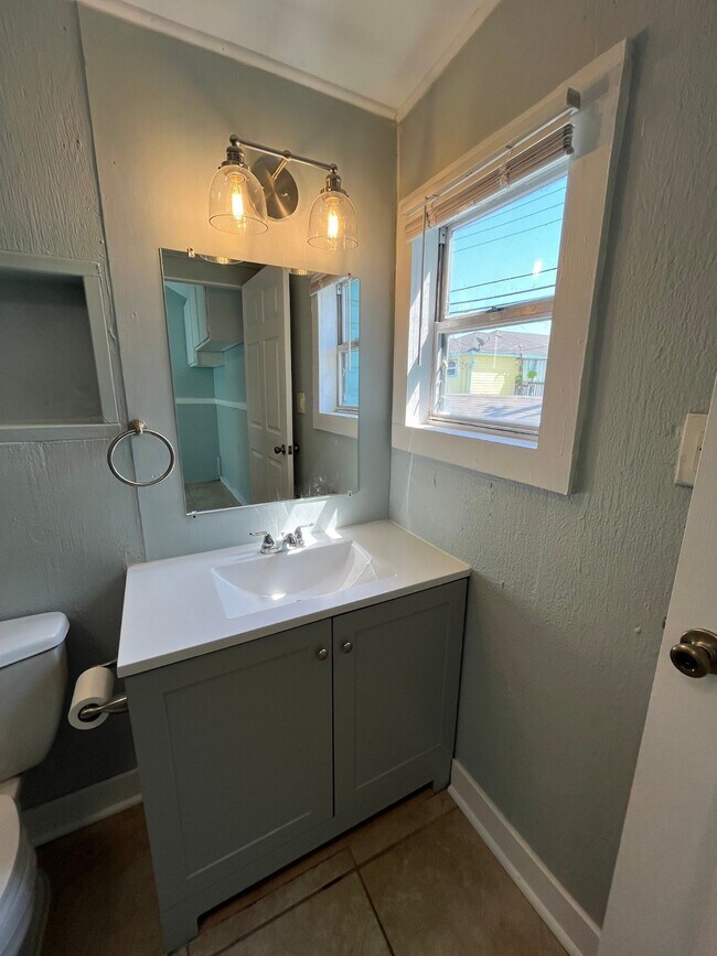 Building Photo - 1810 24th Street Rear