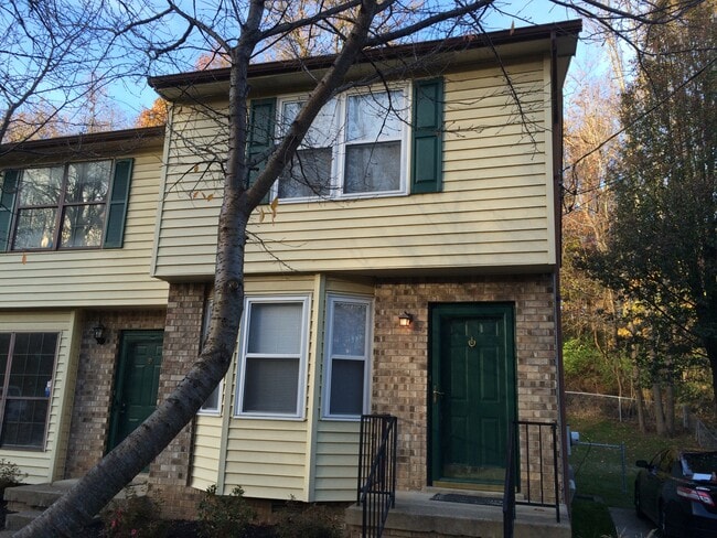 Building Photo - 3320 Lakeside Pl