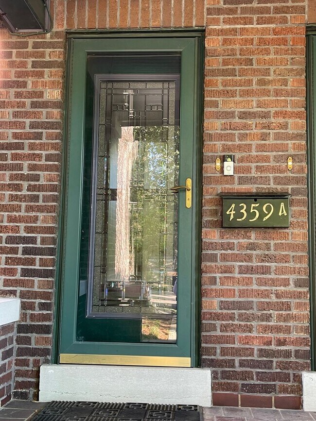 Photo - $1995 - Beautiful 2 Bedroom with Private Patio, Fireplace & In-Unit Laundry in the CWE on West Pine!