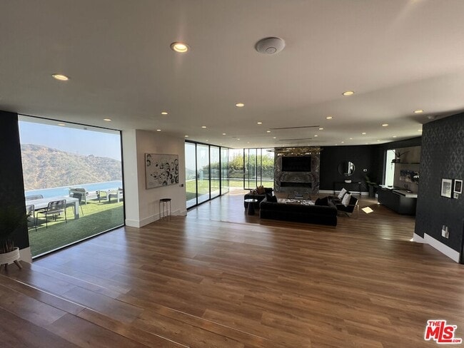 2110 Hercules Dr