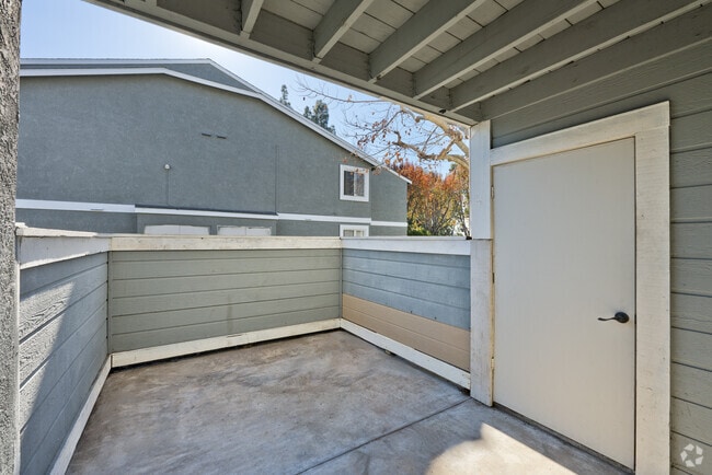 2BR, 2BA, 1008SF - Patio