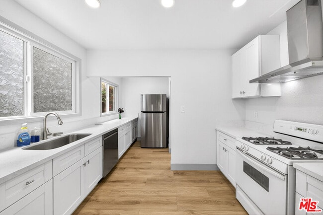 Photo - 1050 S Hayworth Ave