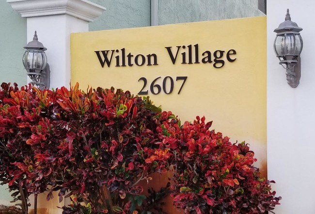 2607 NE 8th Ave Unit 2607 NE 8th Ave #33