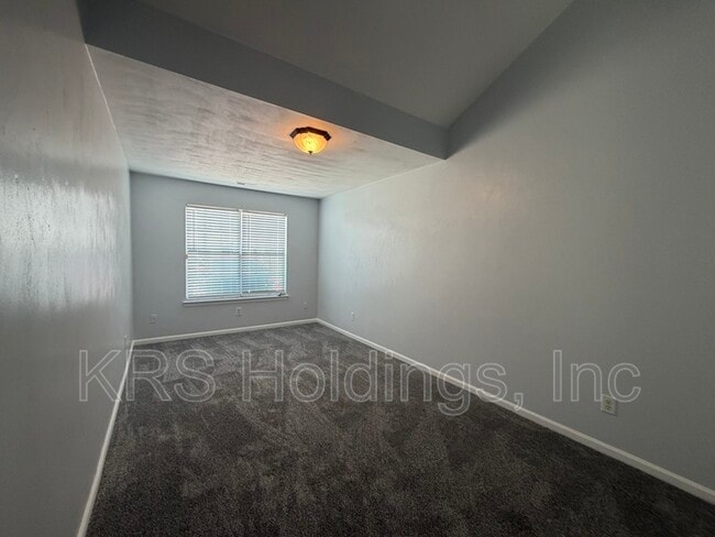 Photo - 128 Majestic Dr N