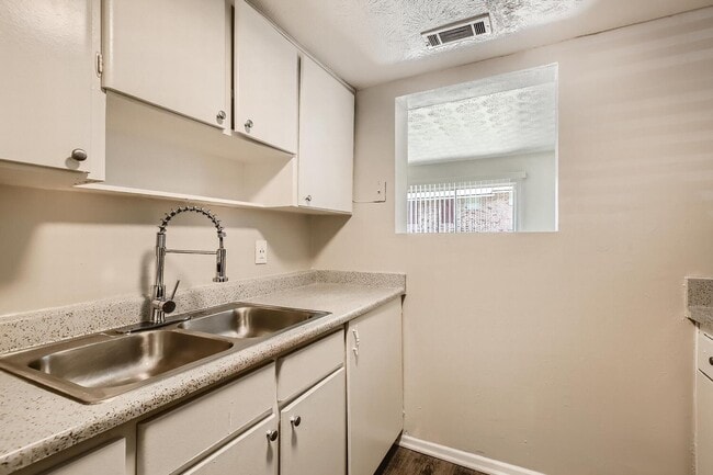 Photo - Lake Park Colonial